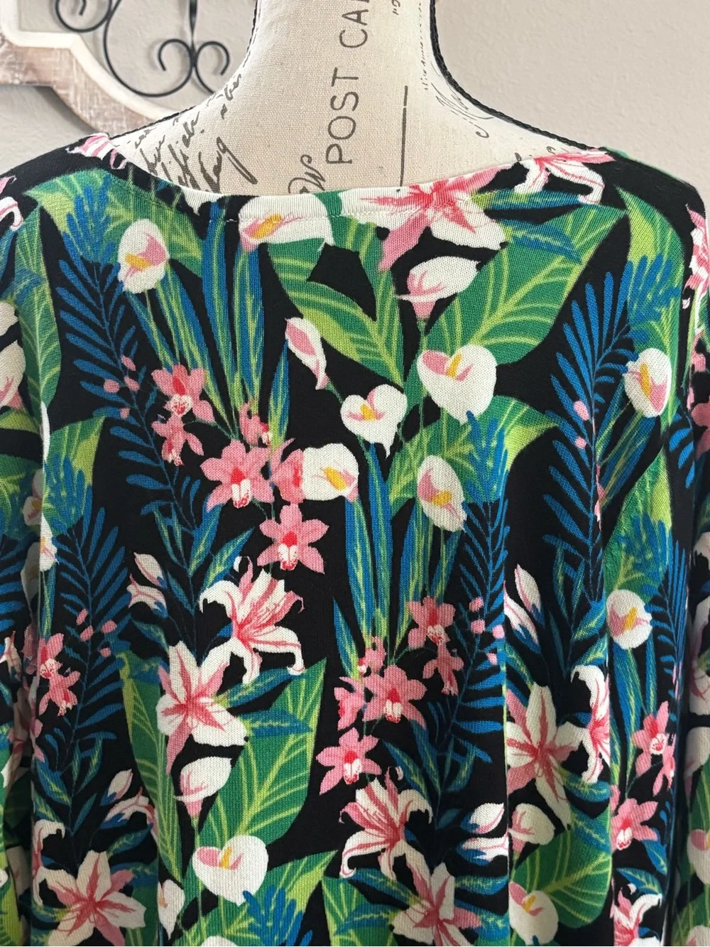 Quacker Factory lightweight neck